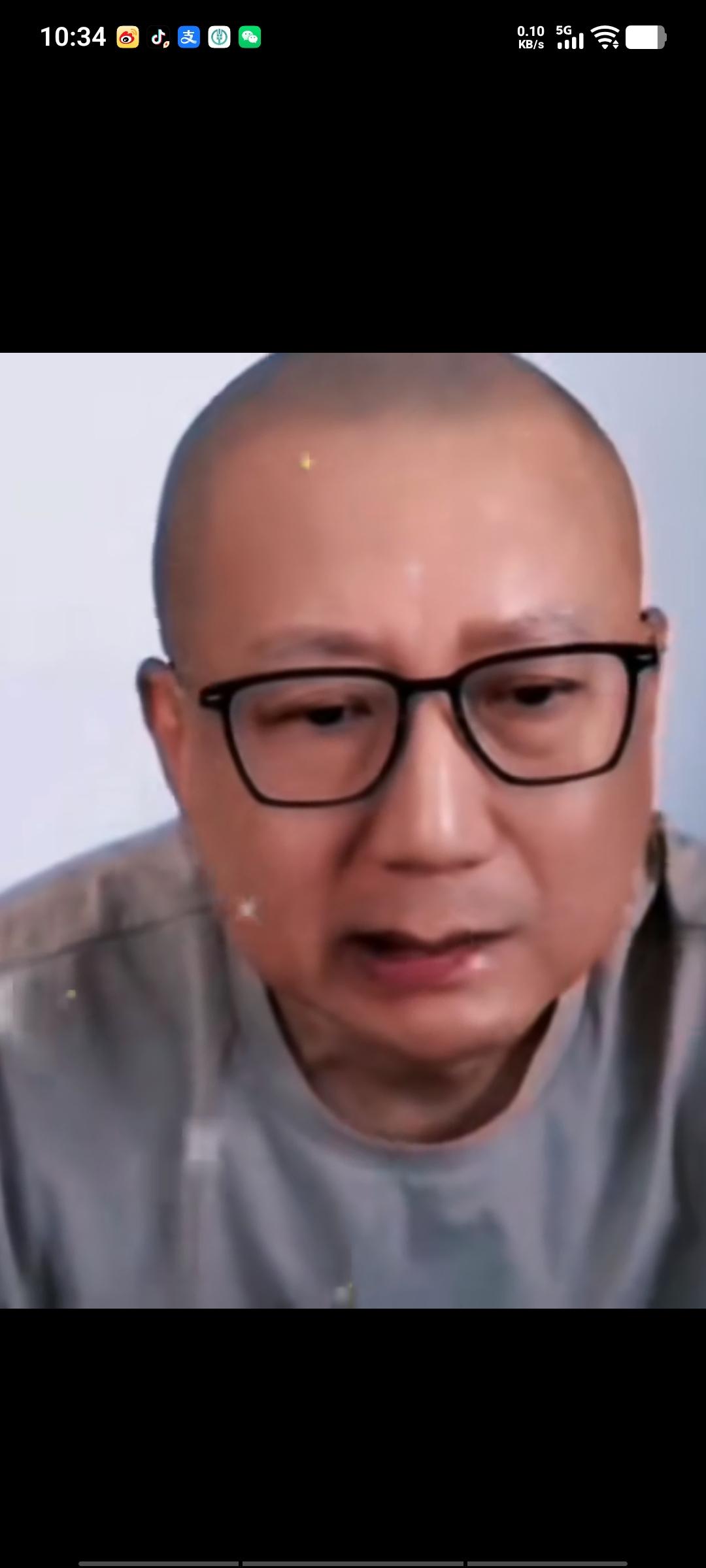 老汪前段时间在直播间提到：“你知道侯二爷最恨的人是谁吗？不是我，也不是黑牙，我俩