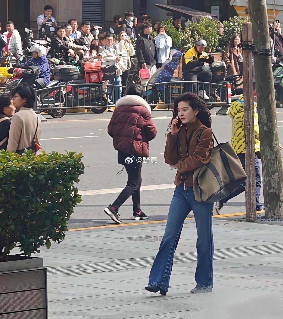 偶遇章若楠就懂了￼，明星的淡颜在现实中的冲击力有多大