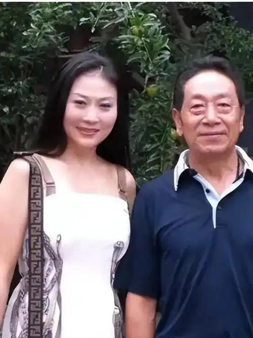 著名电影演员王奎荣八十岁了，他的老婆这么年轻漂亮，还很性感。据说，他这个老婆主动