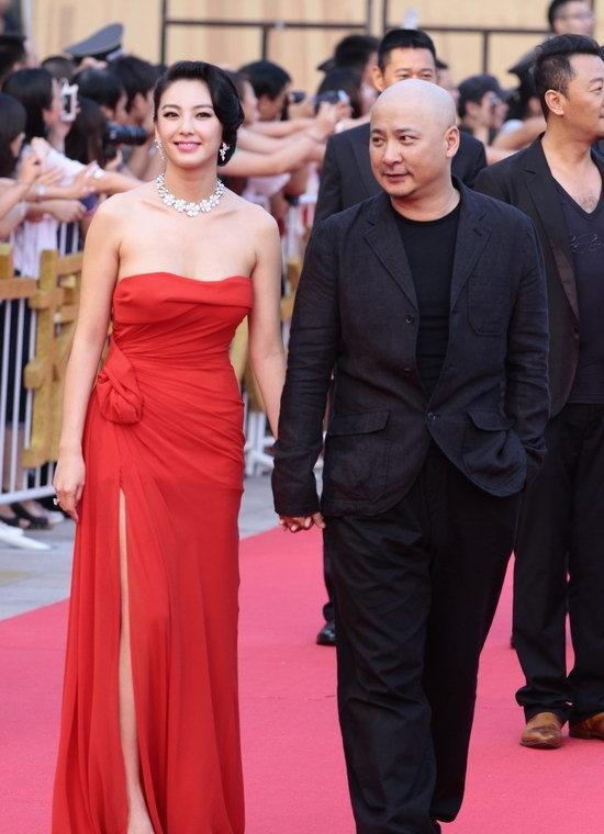 张雨绮的两段婚姻都是闪婚闪离的！第一段婚姻：25岁的张雨绮在拍戏期间认识了自