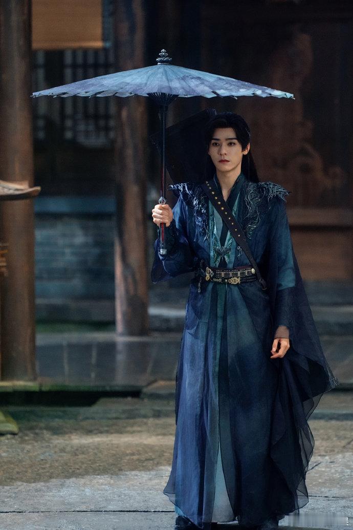 看龚俊穿红衣吊威亚真的会笑，在暗河传片场，他挂在绳上一会儿摆pose，一会儿又晃