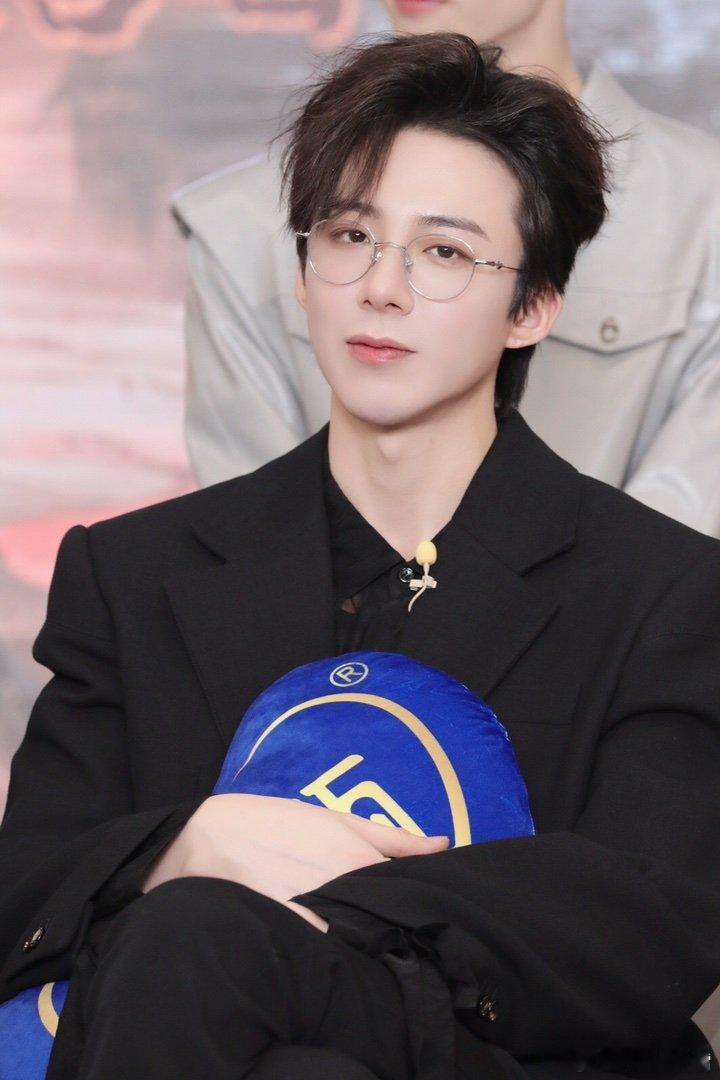#刘宇宁新歌我想#|#腾讯音乐由你榜#|#摩登兄弟#学长你的泪比丹东的初雪更冷更难触摸@摩登兄弟刘宇