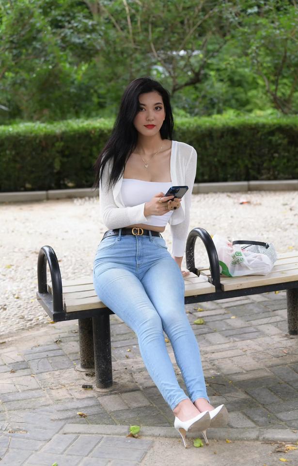 紧身牛仔裤配白色高跟，谁也无法抗拒！女牛仔裤穿搭牛仔裤美照别致白牛仔裤