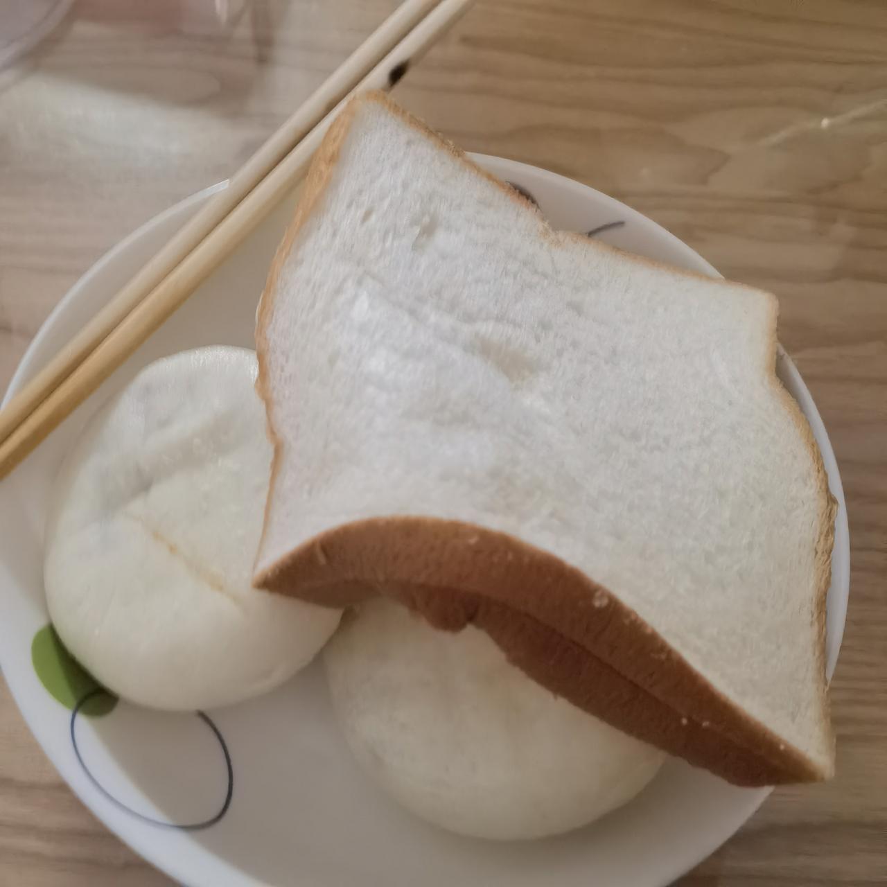 今日份早餐:走中西结合的路线，一片吐司，两个冶春五丁包，味道都不错！吐司切片