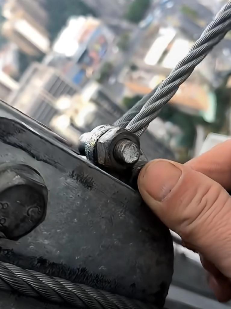 难道广东东莞的高空作业，里面的竞争如此的激烈一位在东莞高空作业的男子在工作前检