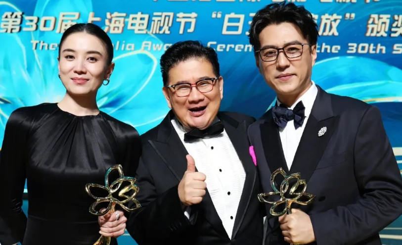 为什么同样是获奖影帝/后，靳东和宋佳差距这么大，宋佳一上台就非常从容，就好像提前