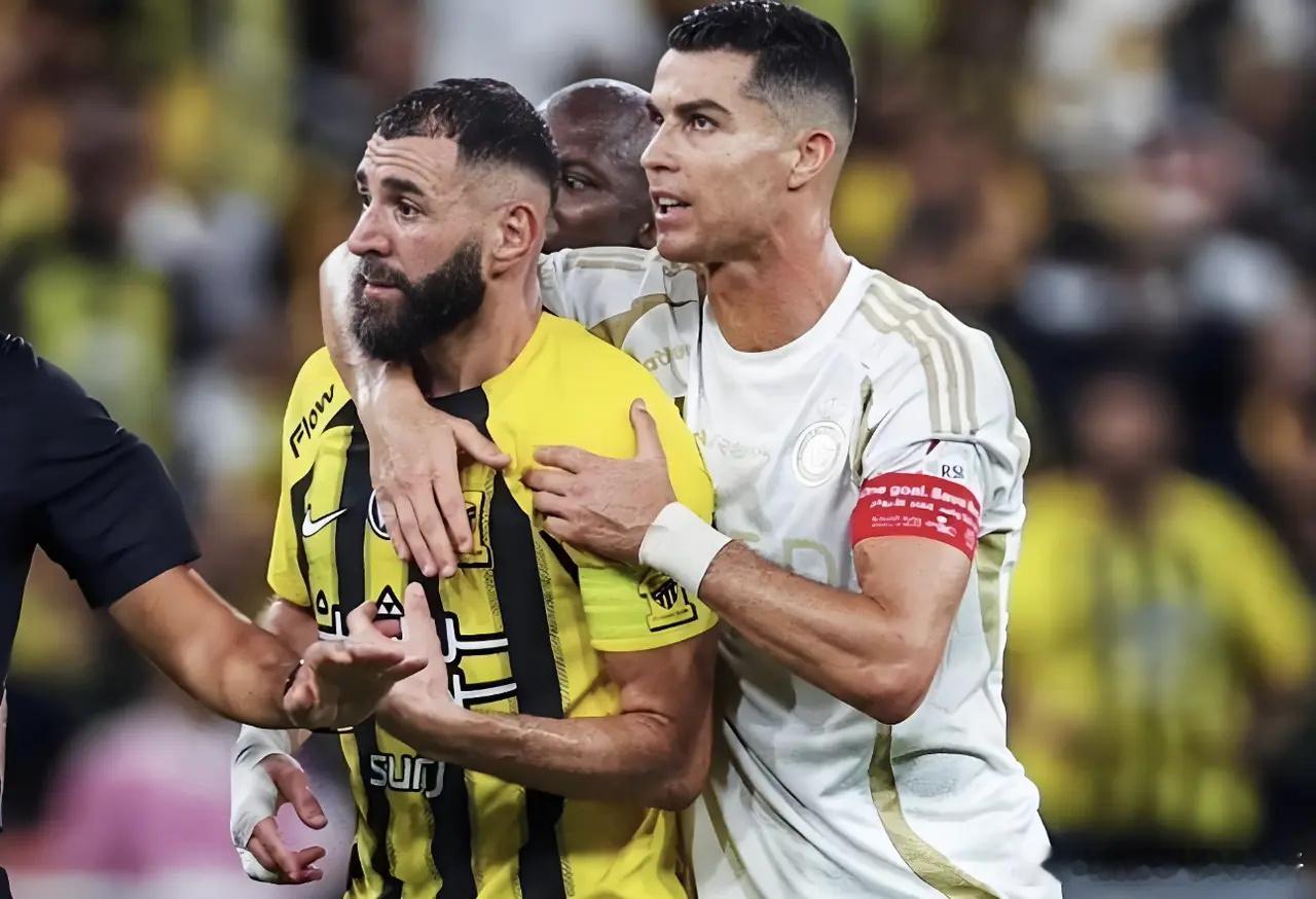 C罗彻底被激怒！曝38岁本泽马将转投利雅得新月签下1年半合约根据多位名记及多家