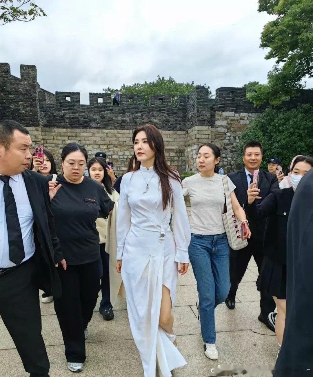 曾黎来苏州了！本人很高很瘦，相机都拍不出她的美貌？​​​