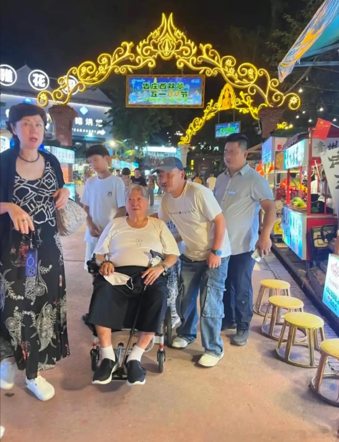 洪金宝夫妇带孙子逛夜市，高丽虹170高个好年轻，与孙子像是母子！​​​