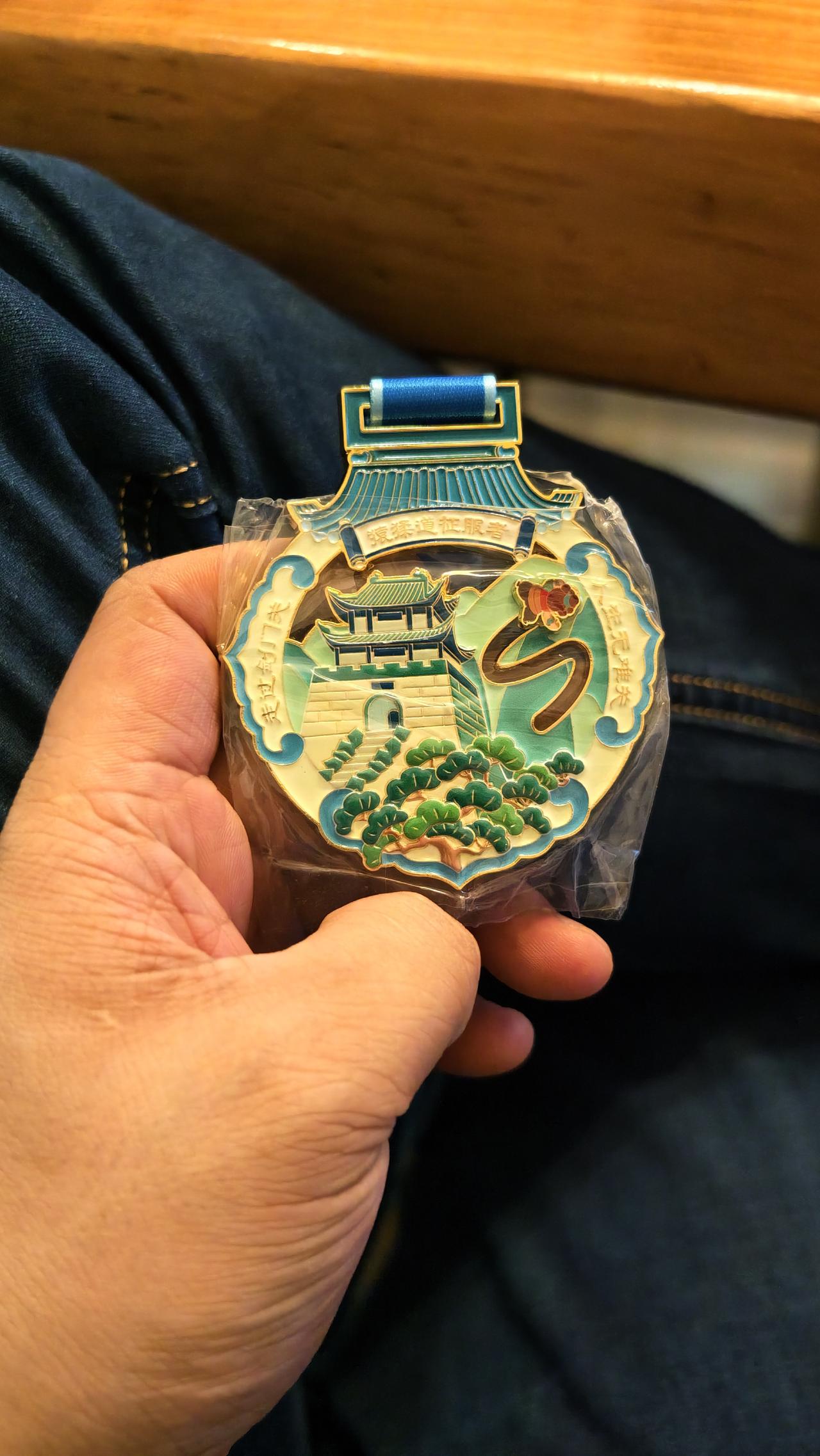 晚上和师弟聊了一些关于坐车旅游的话题，我跟他分享了我的不少经历。他说有一个女孩