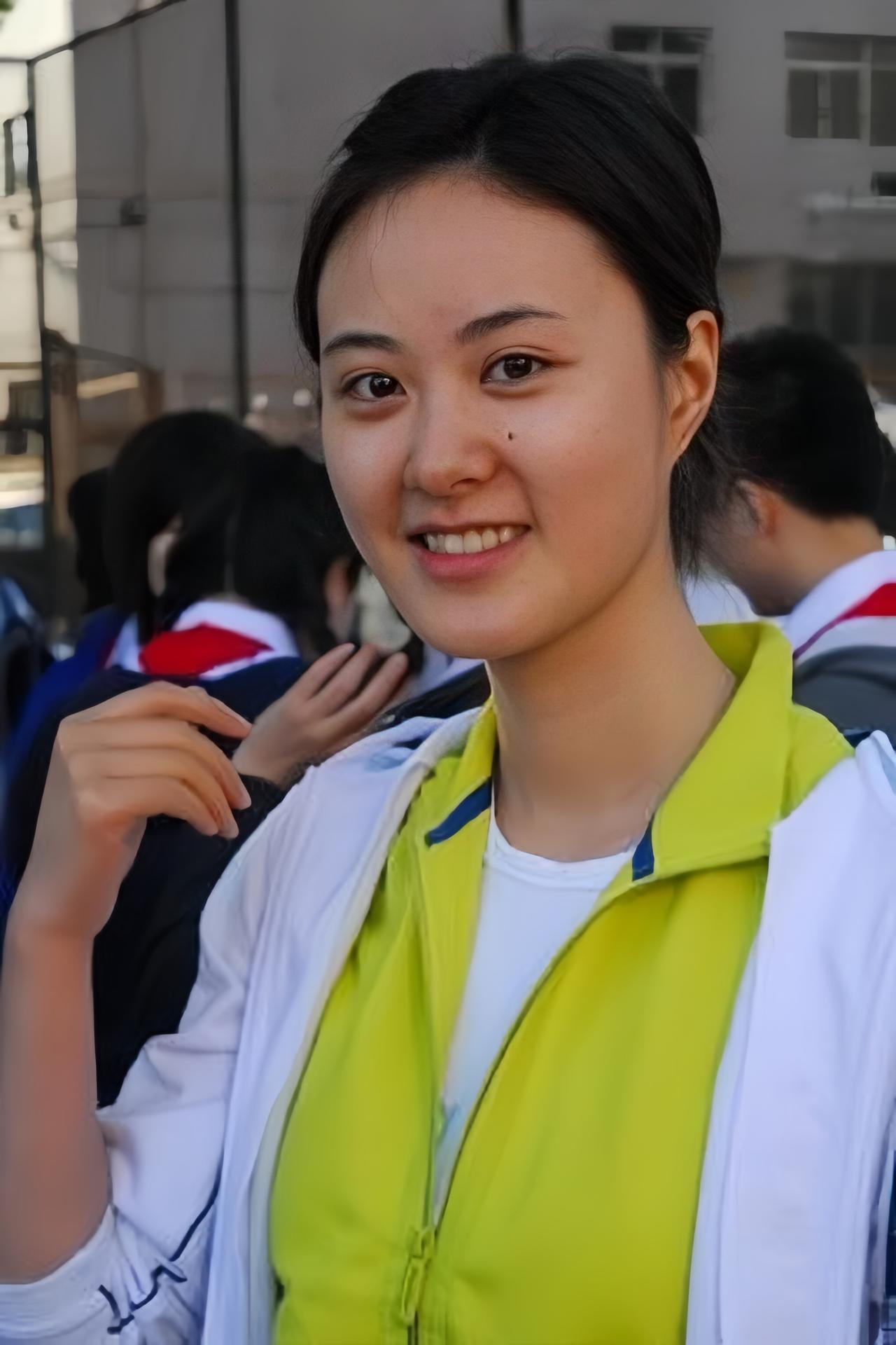 她集颜值、身材与才华于一身，被誉为最美的高考状元。她是央视十大美女之一。她正是1