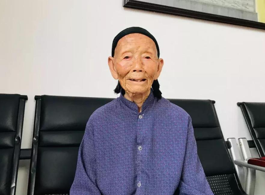 1935年，刘亚楼的警卫员不小心落入敌人手中，被敌人吊在树上打，一老汉看见后，黑