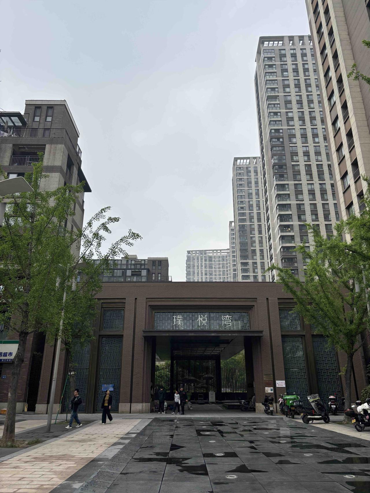 今天上午与儿媳妇和亲家夫妻一起去杭州滨江区看二手房，看了几套万科房地产开发的洋房