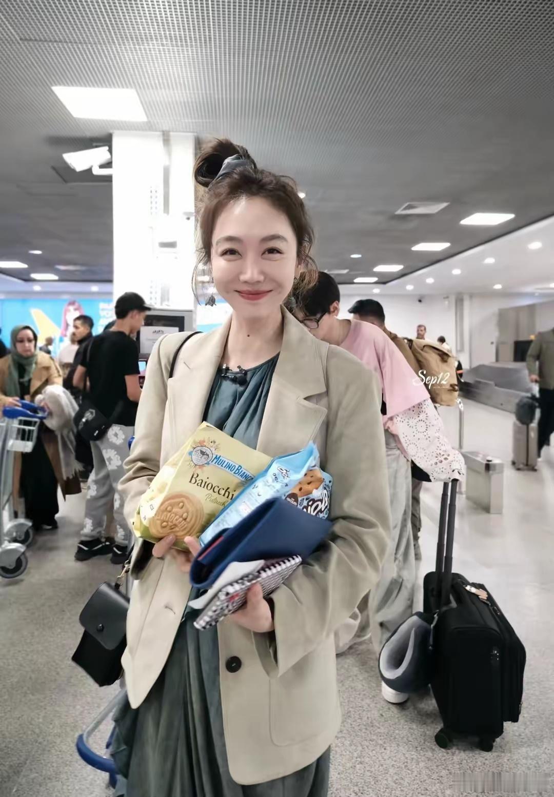 姜妍真懂穿搭技巧，沙色西装+无袖连衣裙太高级，美出新高度​​​