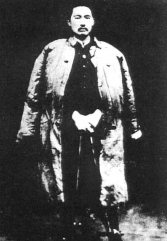 1937年3月，陈昌浩的警卫员康海生化成乞丐外出侦查，路上撞上马家军骑兵搜查，敌