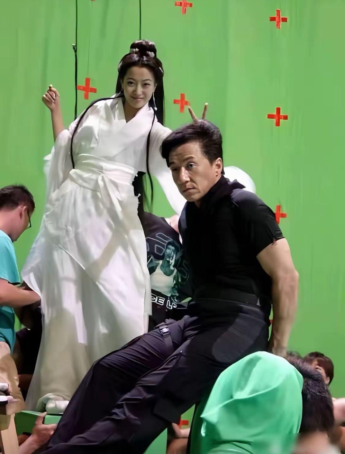 家人们，20年前的成龙大哥这状态，是不是真的好年轻！