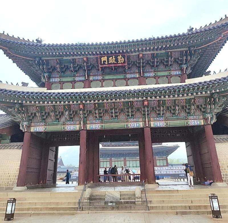 韩国人抱怨被中日联手做局，成全球冤大头！事件起因是被誉为韩国历史遗产——景福