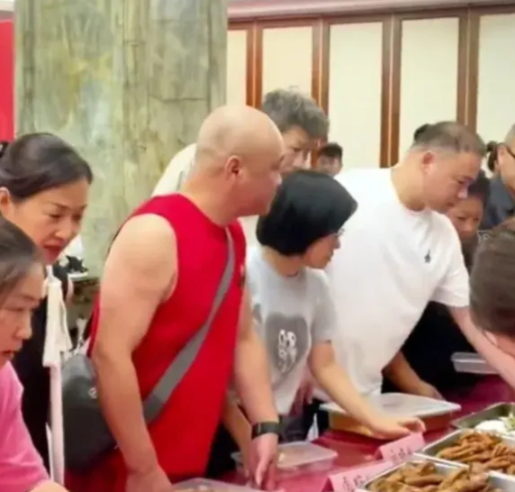 浙江一星级酒店摆地摊日营业额超10万！近日，浙江温州瑞安，一家四星级酒店因“摆地