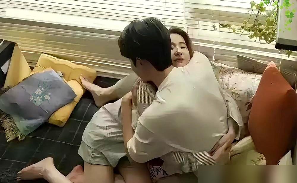 《玫瑰的故事》前四集，刘亦菲和彭冠英拍了27场吻戏。这密度够离谱，彭冠英的