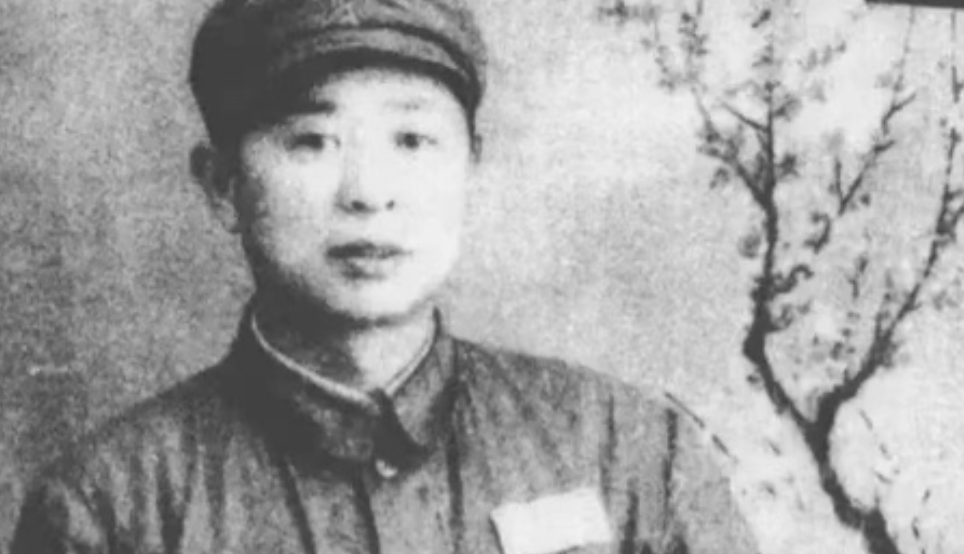 1952年，朝鲜战场上，志愿军抓获了一名间谍，搜身时，志愿军战士在间谍胸前一摸，