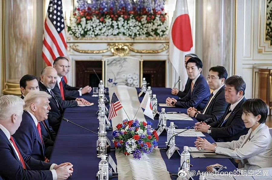 特朗普开出的条件让日本政客们眉头紧锁，唯高市早苗还在眉目传情高市早苗主动上前搂住