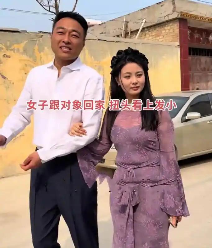 姑娘满怀期待挽着男友的手臂踏入乡村小院时，所有人都以为这桩婚事已经板上钉钉。男友