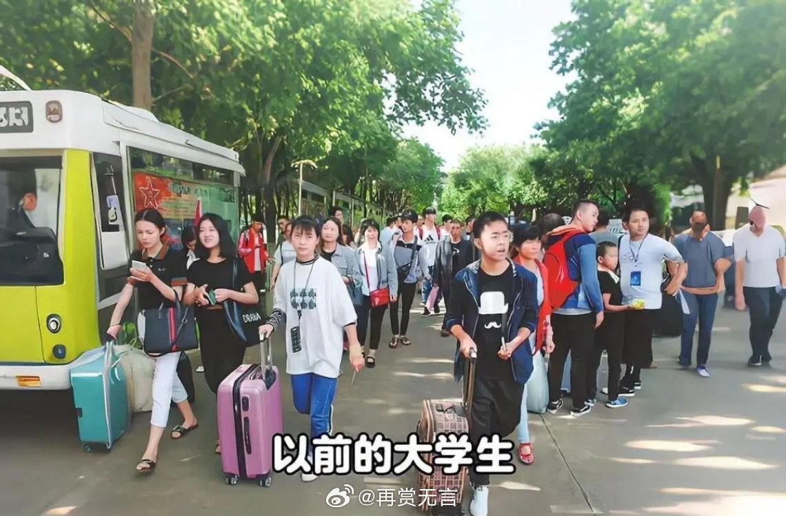 现在大学生的穿搭风格，发生了很大变化，随便拎一个都是网红明星级别的。