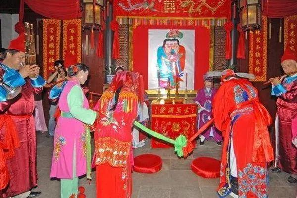 古代男人再娶老婆，为什么叫"续弦"？跟"填房"有啥区别？公元1065年，