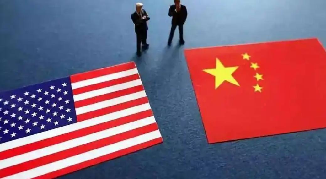 有网友说，眼下，全世界都在看中美谁先撑不住。现在是中国有货卖不出，急着赚钱，美国