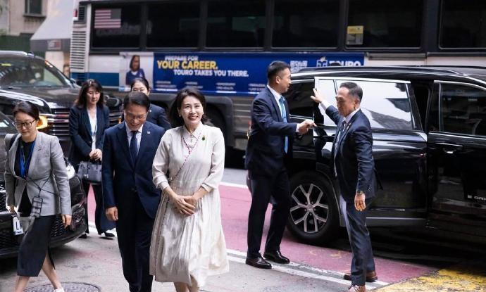 韩国第一夫人金惠景穿的这套裙子太优雅太飒了！韩国第一夫人金惠景不仅五官精致，身
