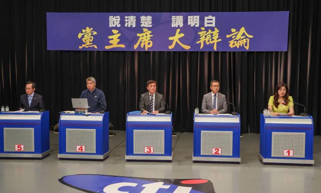 区桂枝老师犀利提问打脸马英九！在10月11日举行的国民党主席候选人辩论会上，区桂