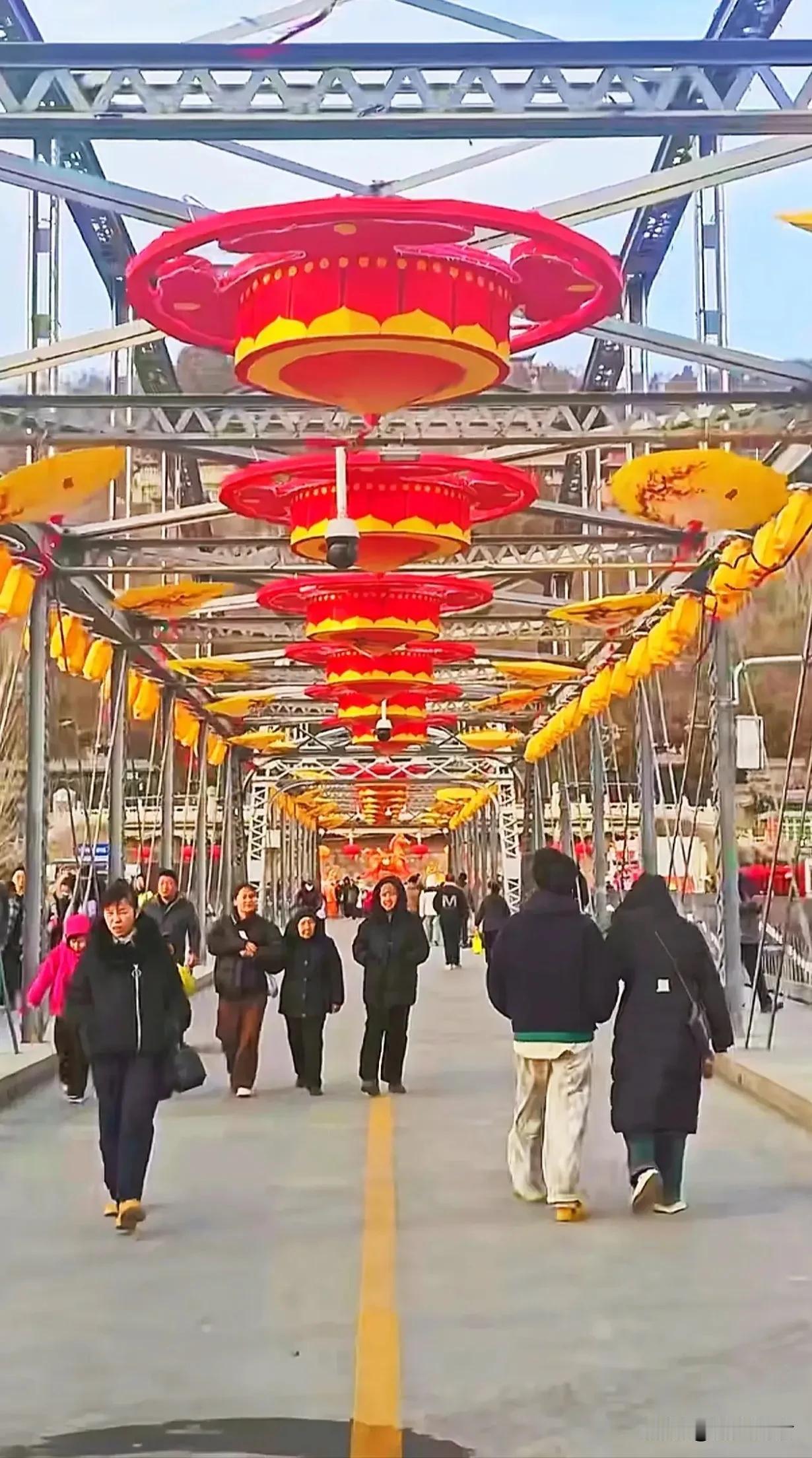 豆包对丙午赤马年挂黄灯笼给出的解释:2026年是丙午赤马年（天干丙、地支午均