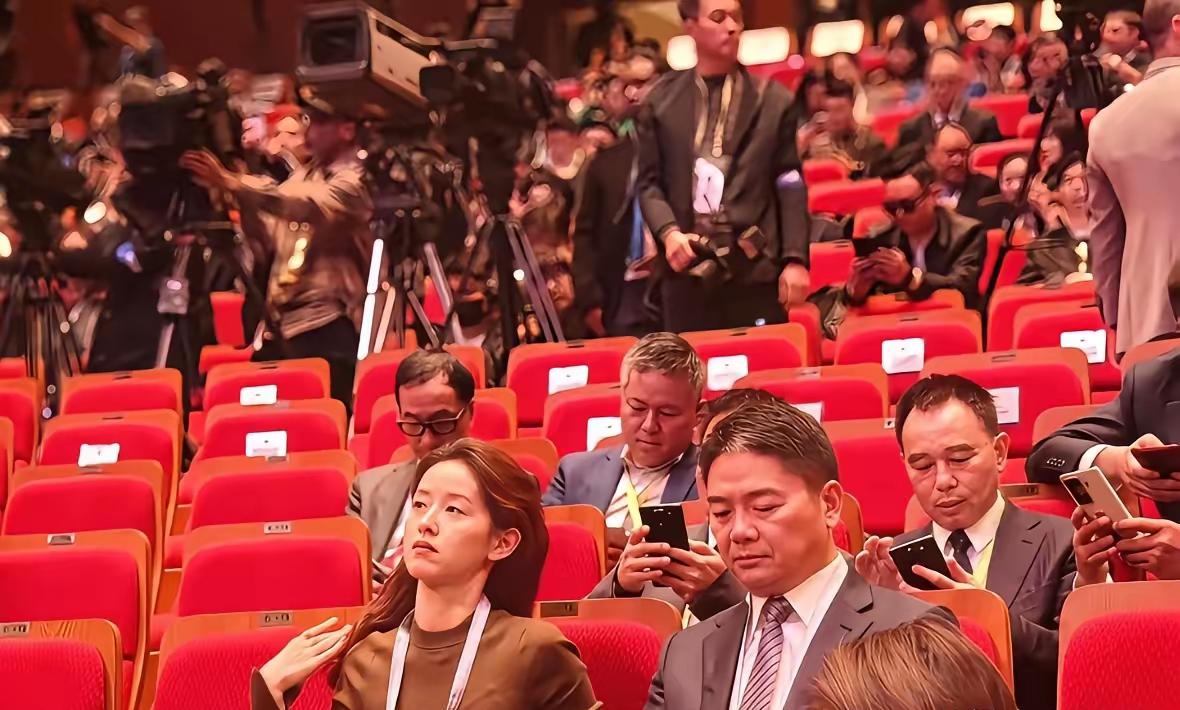 都看见了吗?刘强东夫妇公开场合甩脸子!奶茶妹妹全程冷若冰霜,强子硬拽着她胳膊落