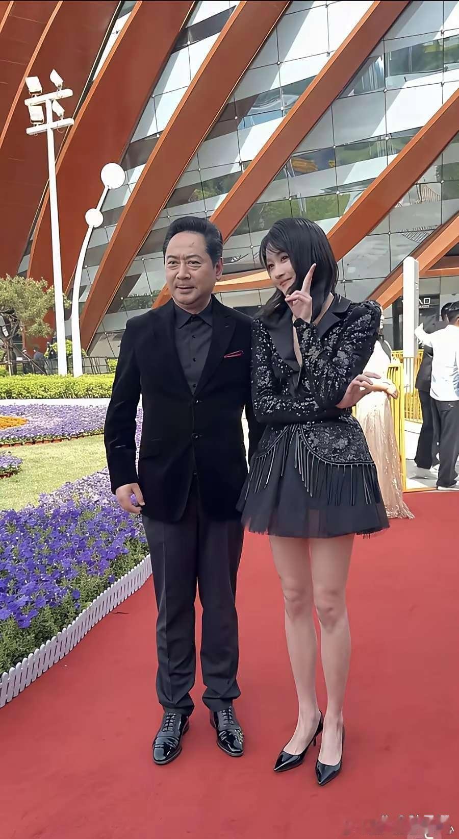 关晓彤那大长腿，瞅一眼谁不犯迷糊啊