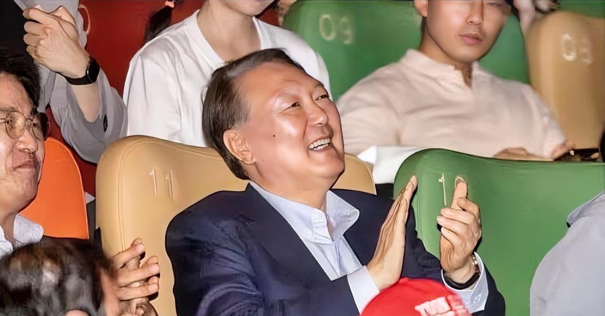 韩国政坛瞬间爆雷！尹锡悦这下彻底坐不住了！韩国警方手握铁证，甩出他加密手机的聊天