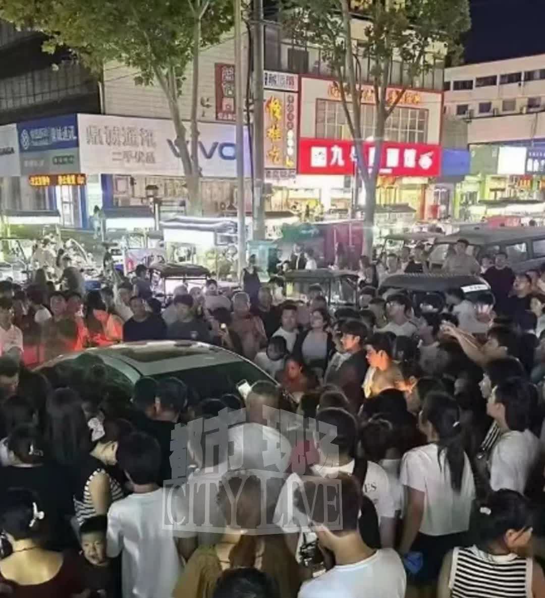 河南济源又出名了，这次出名不是书记打秘书长，而是女子当街抓小三，将丈夫和小三堵在