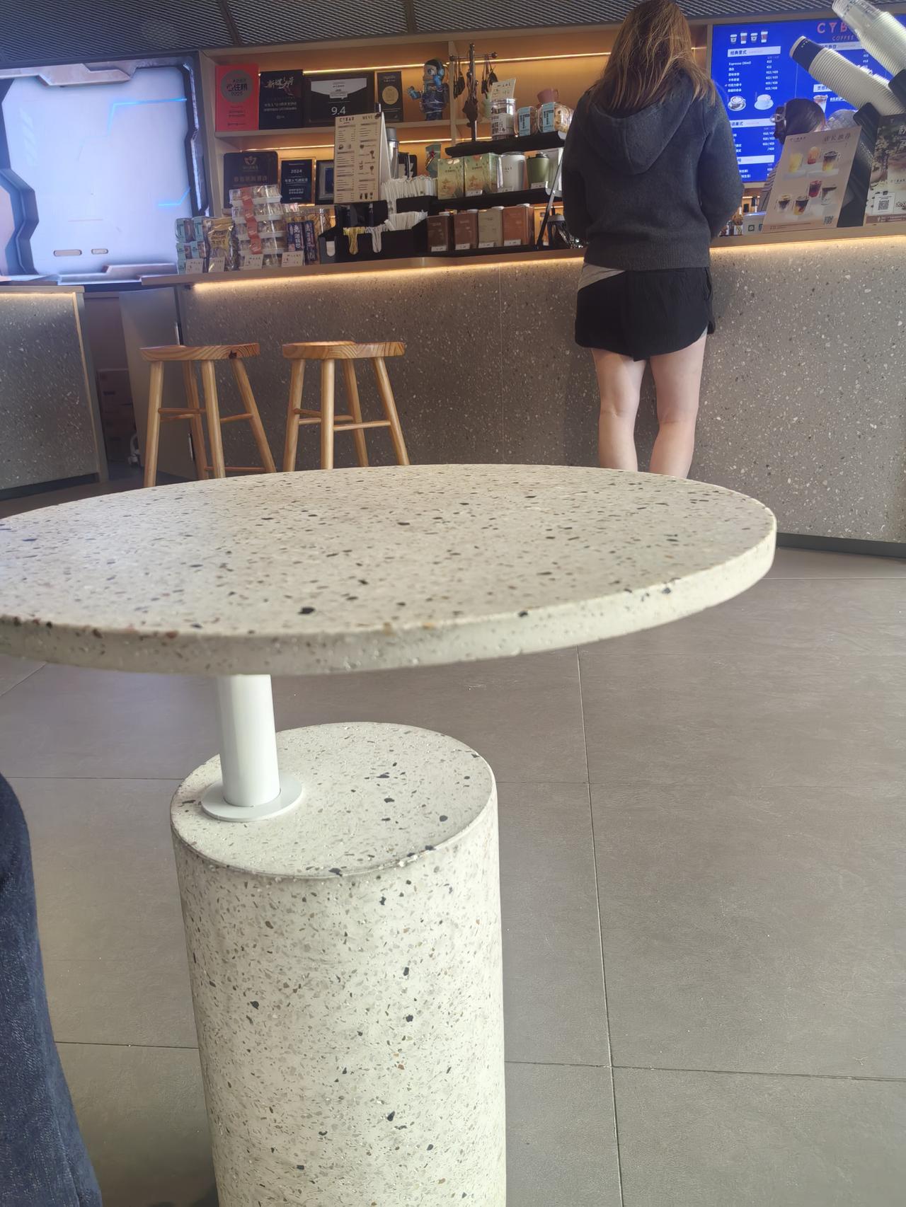 某人为了上下班方便，某人的老公给某人买了一辆特斯拉modeY落地30余万，某人