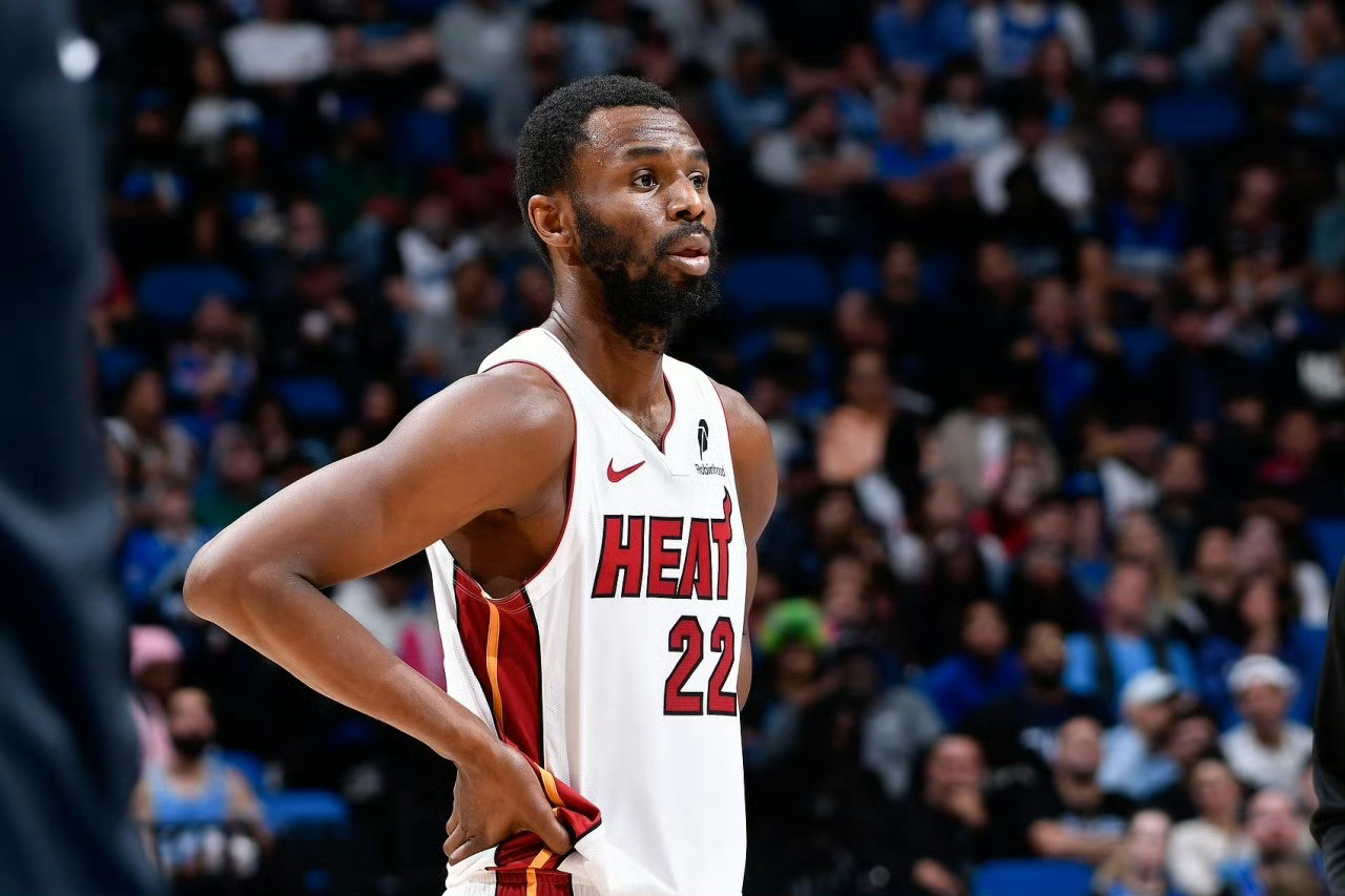 BrettSiegel报道，热火对维金斯的要价为至少一个首轮签。邓利维在谈判中