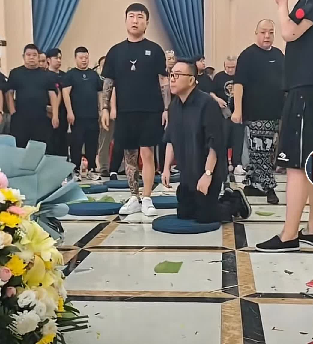 刚看到了相声大师杨少华的葬礼，我有三点看法：1、作为孝子的杨仪行跪拜礼磕四个头，