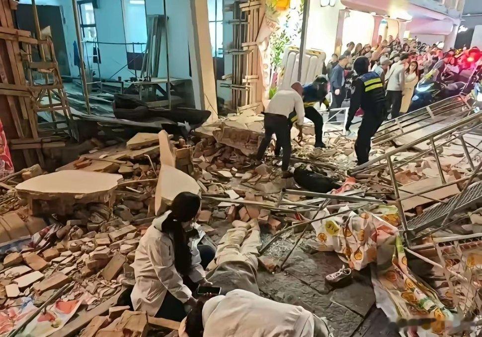 长沙潮宗街一墙塌了，俩姑娘就这么没了，一个19岁在读大学，一个24岁刚上班，谁能