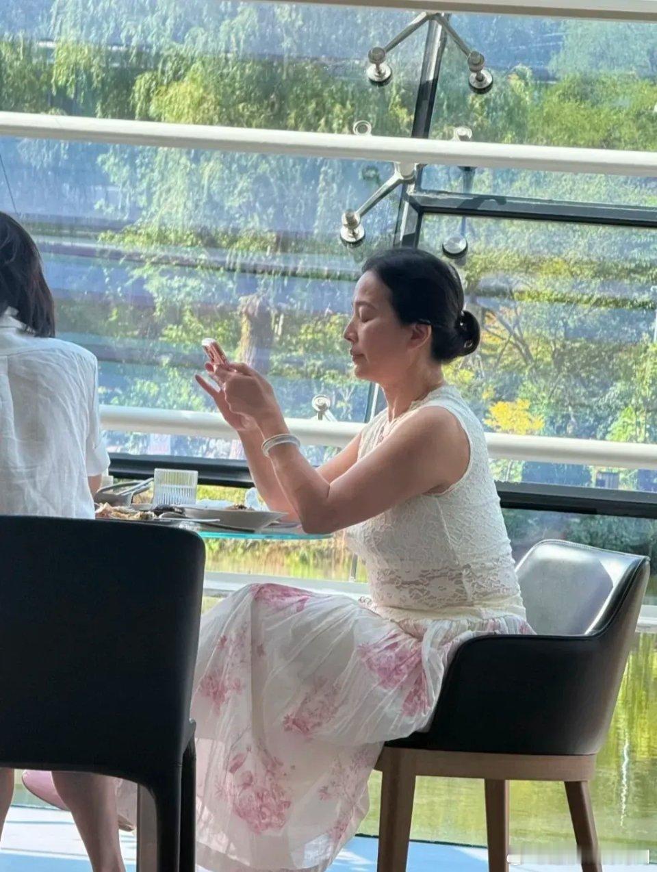 刘亦菲妈妈刘晓莉现身北京一间商场，快七十岁的她，依旧优雅、温婉。果然，复印件能那