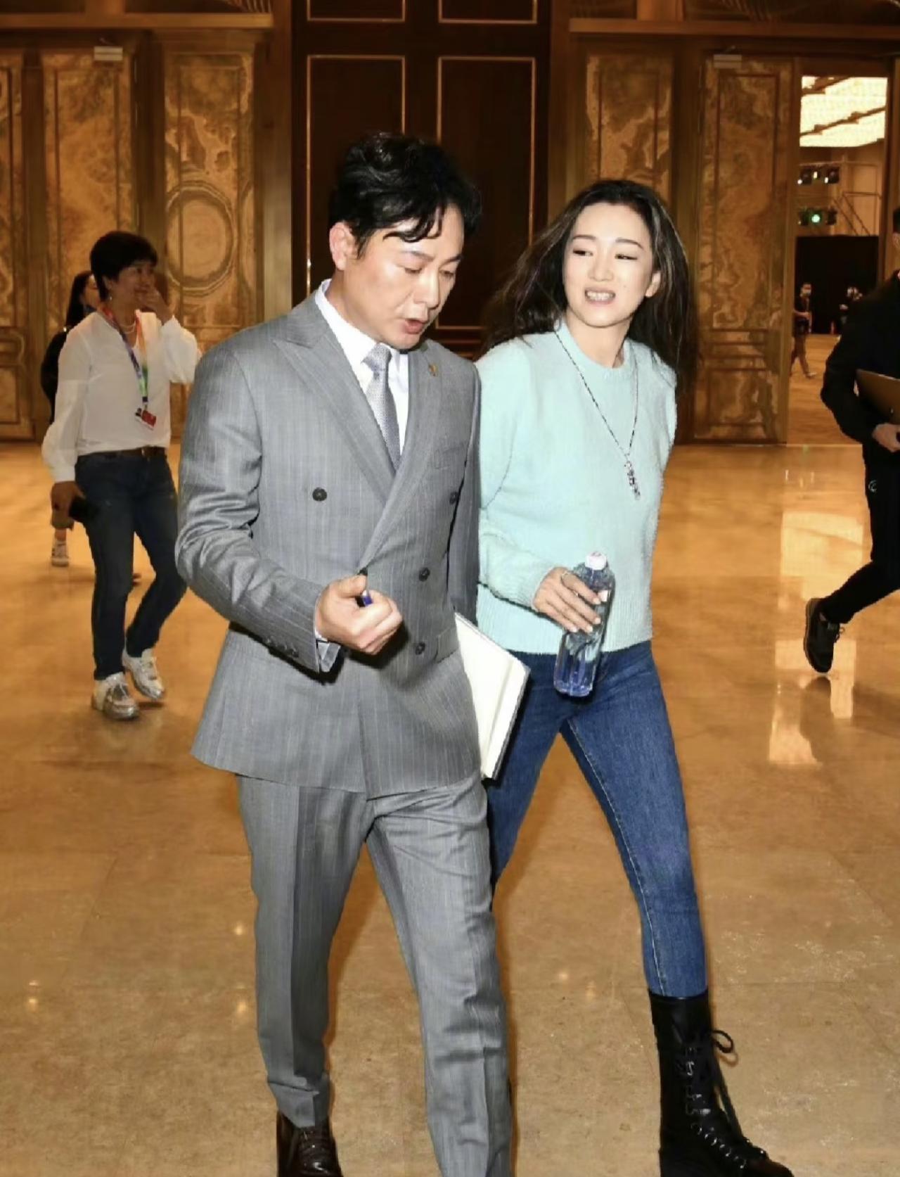 巩俐的旧照，这是她约58岁时的样子，参加某评委会媒体见面会的画面。巩俐与张颂