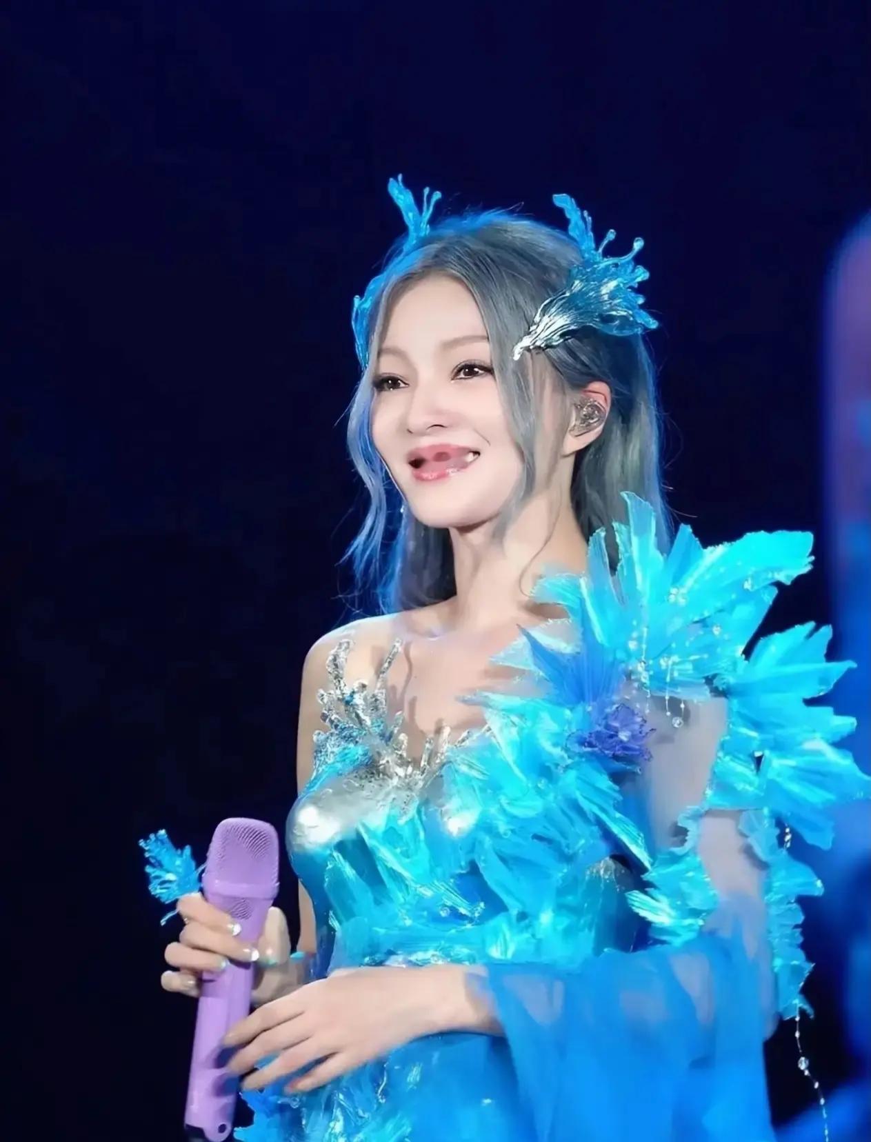 我闺蜜去看了张韶涵演唱会，她回来给我说：别再说张韶涵显年轻了，她真人看起来根本