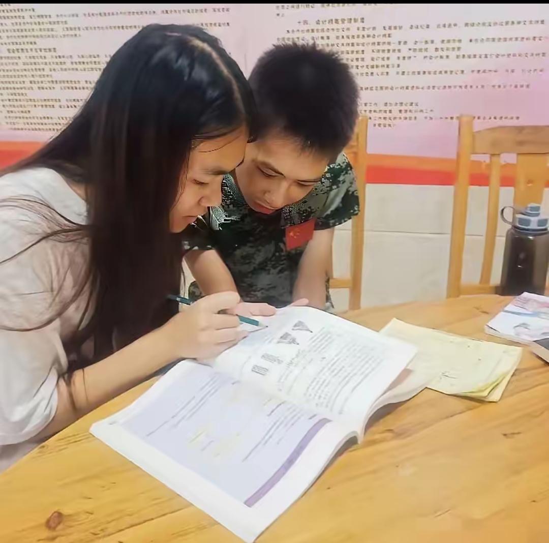 甘肃，高三女生高考结束去花店打工，才干了6天，老板娘就发现，这姑娘总在没客人的时
