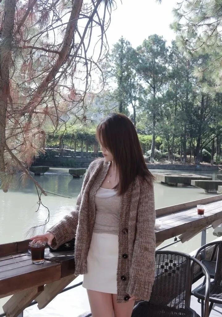 阳光落在河畔，偷得浮生半日闲，慢下来的时光都温柔了