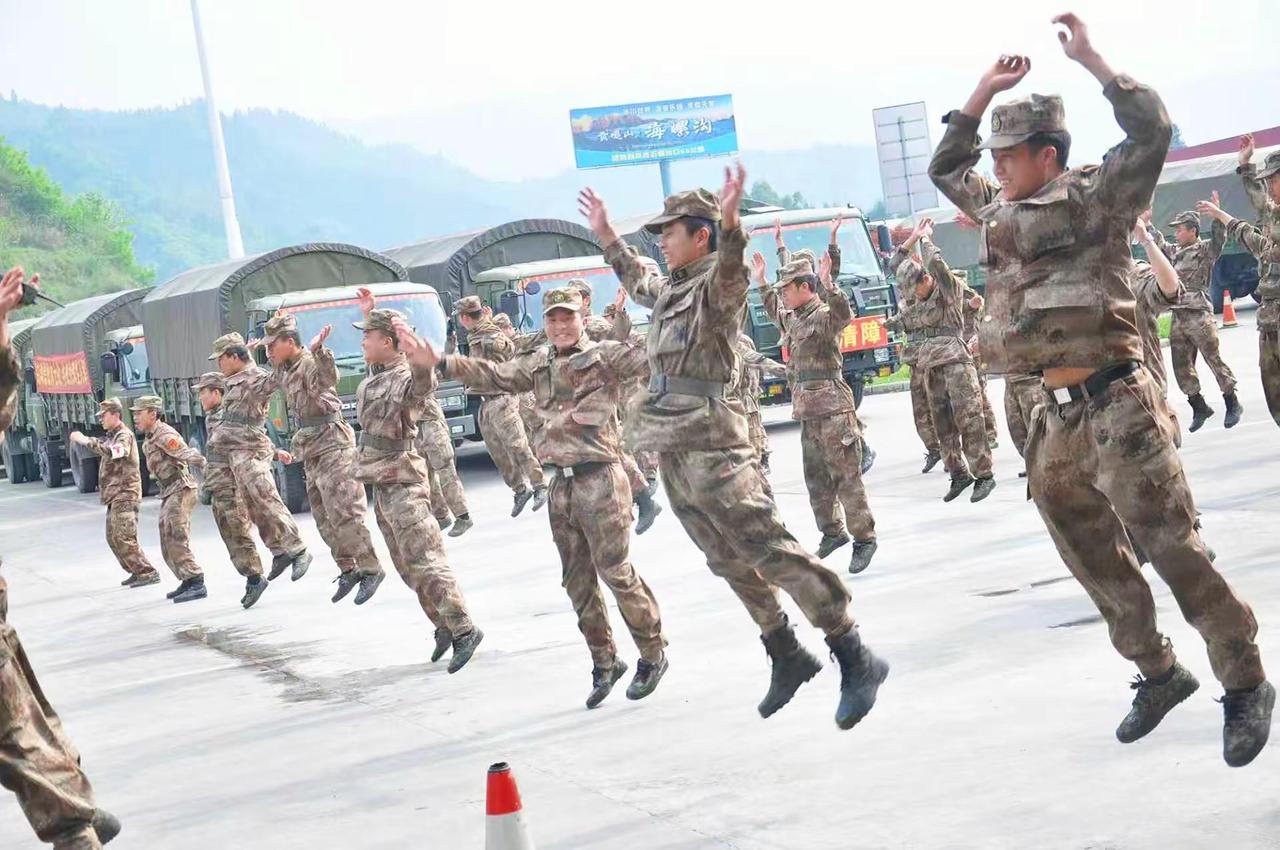 八·一同乐。军人正能量视频途暂歇，军民同乐。少年起舞，官兵相伴，这便是最动人的