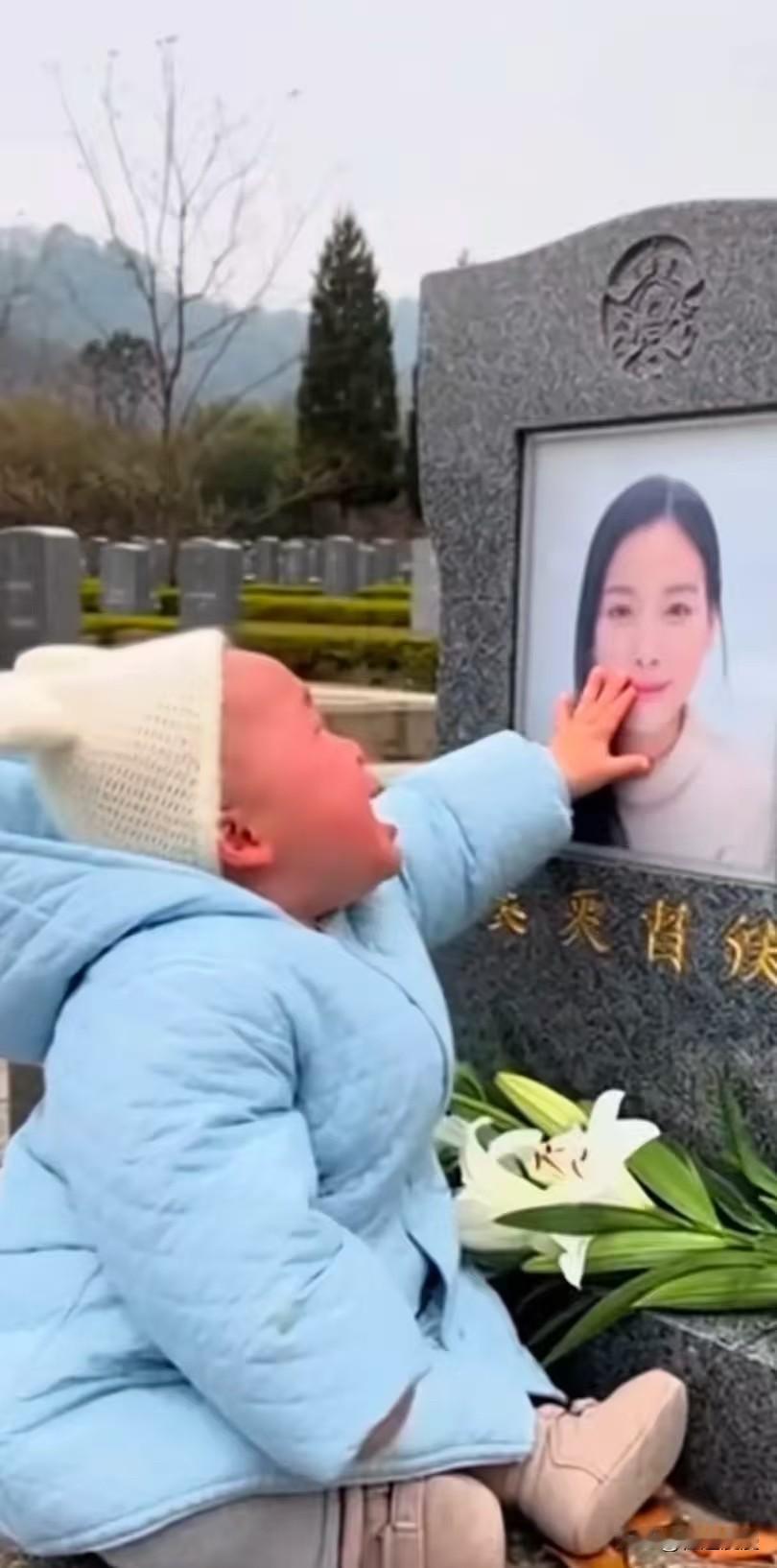 泪涌，离世八个月的妻子托梦给丈夫说：很想宝宝，有空的时候把宝宝带来，看看又长点没