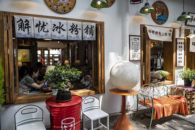 上周路过太古里旁边的镗钯街，发现开了家主打“冰粉咖啡”的社区小店。老板是个留着