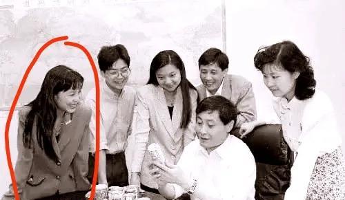 图中左一的位置是不是杜建英？看脸盘和五官很像。那时候也就20几岁，看不出来那时候