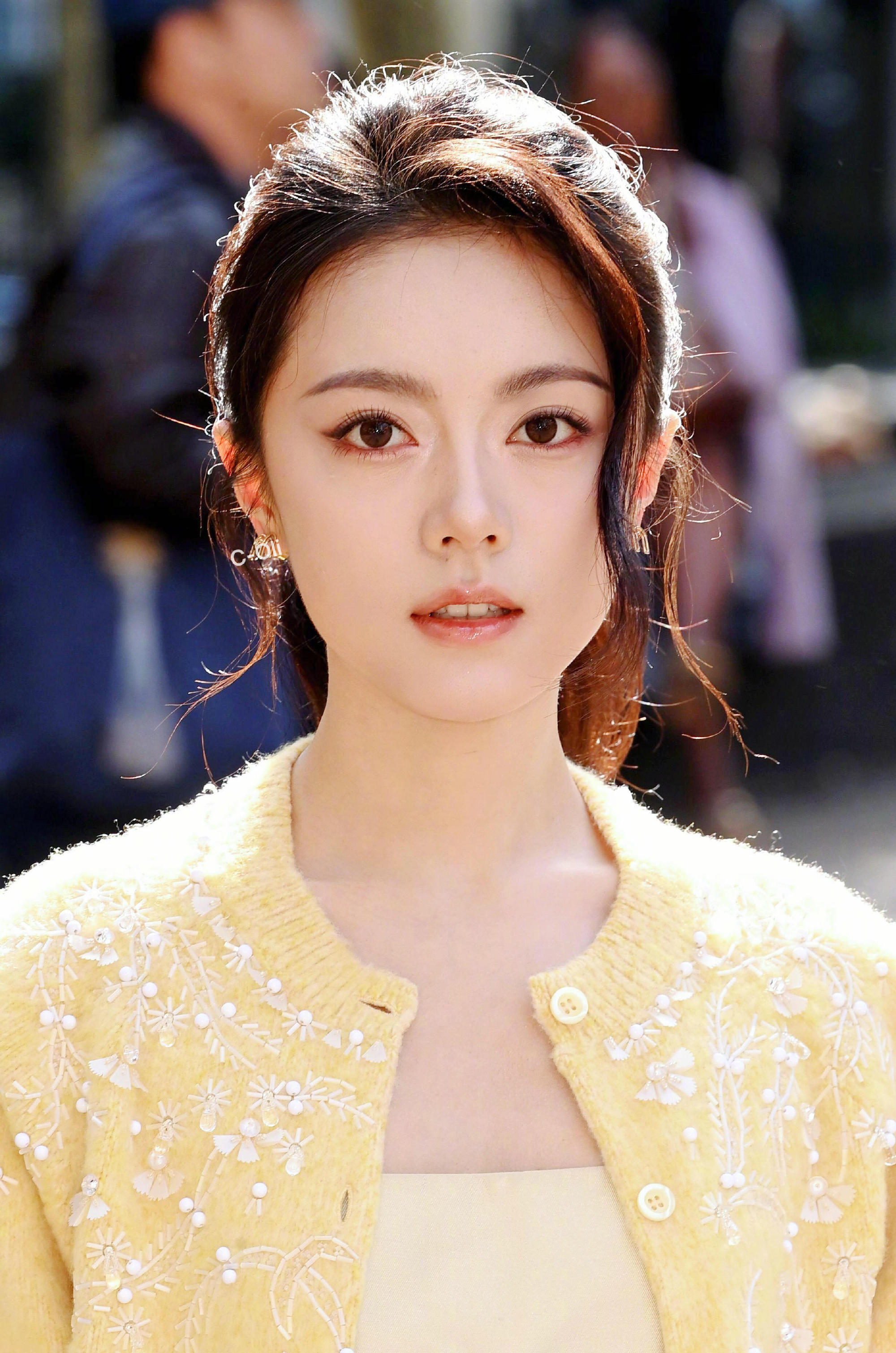 赵今麦完全富家千金赵今麦美得是不是太超过了…暖黄色针织开衫精致灵动，富家千金既视